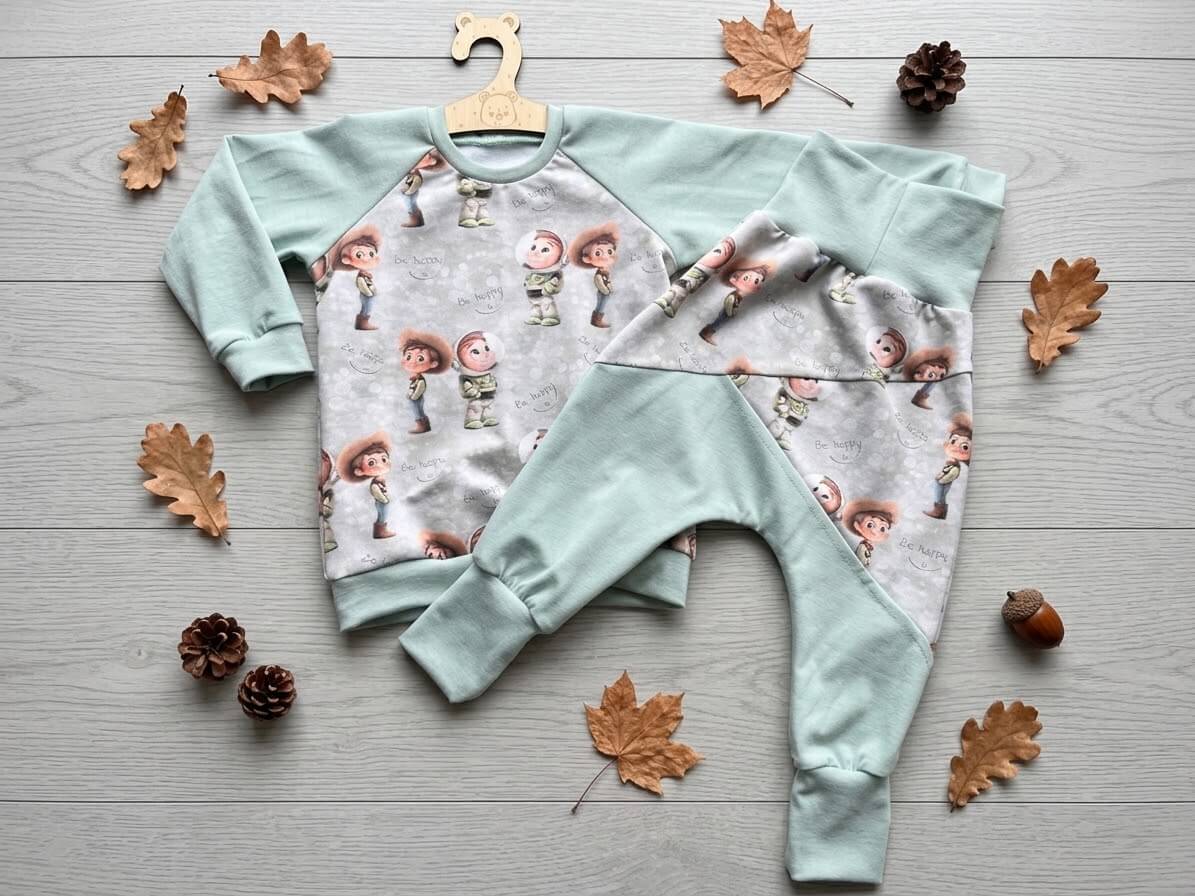 Set Raglan Pullover und Pumphose Kinder Größe 98 grün mit Spielzeugfreunde-Eigendesign, French Terry, mit Herbstdeko fotografiert