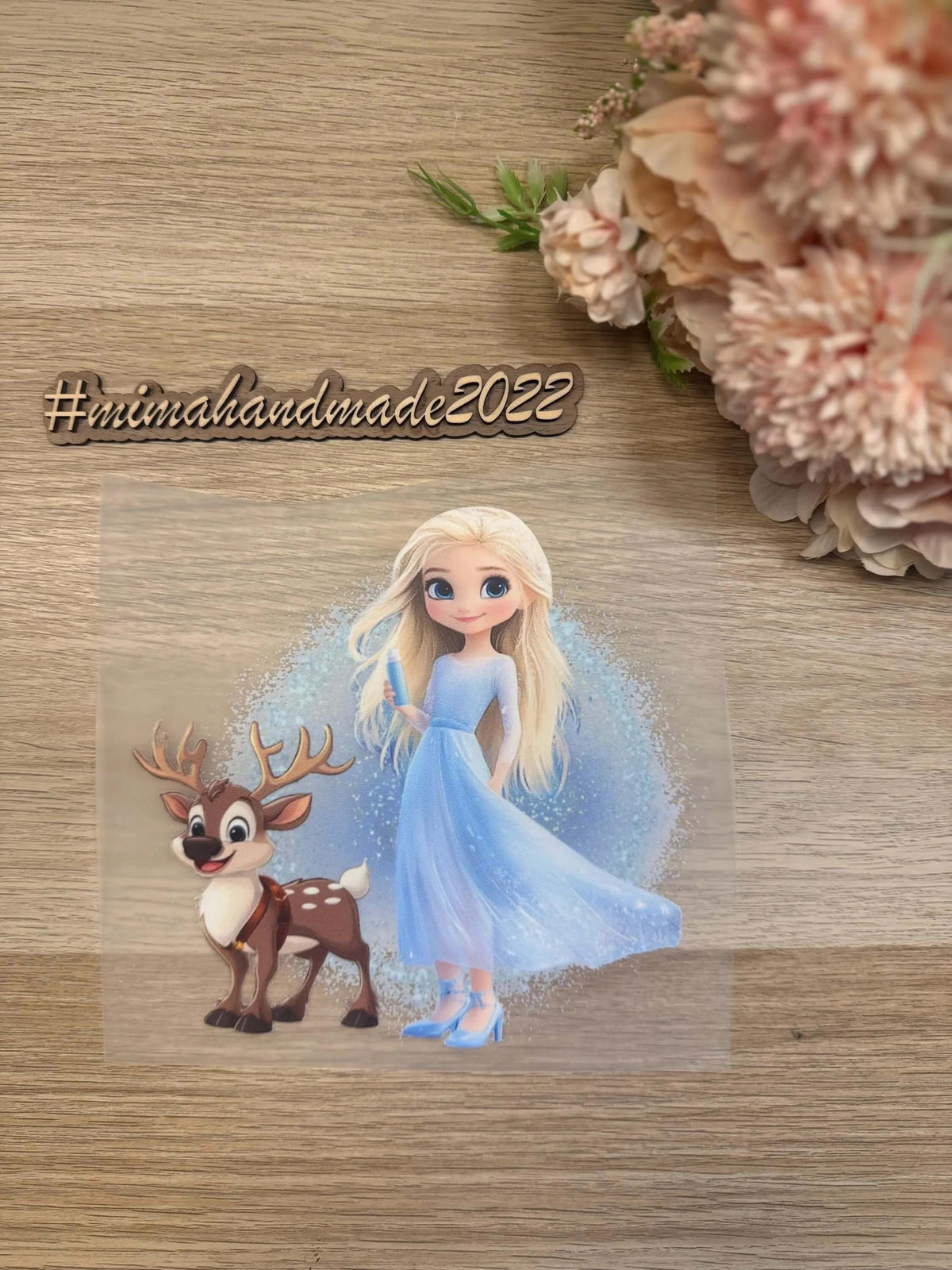 Freundinnen Blau DTF Bügelbild 17x17 cm mit blondem Mädchen im blauen Kleid und niedlichem Reh als Bügelmotiv

