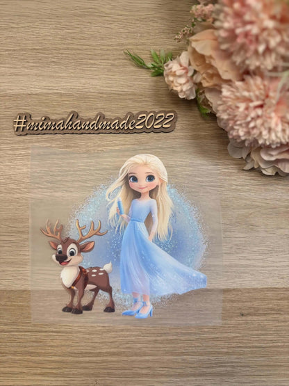 Freundinnen Blau DTF Bügelbild 17x17 cm mit blondem Mädchen im blauen Kleid und niedlichem Reh als Bügelmotiv
