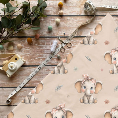 Elefant mit Haarband Stoffzuschnitt Nähzubehör Holztisch