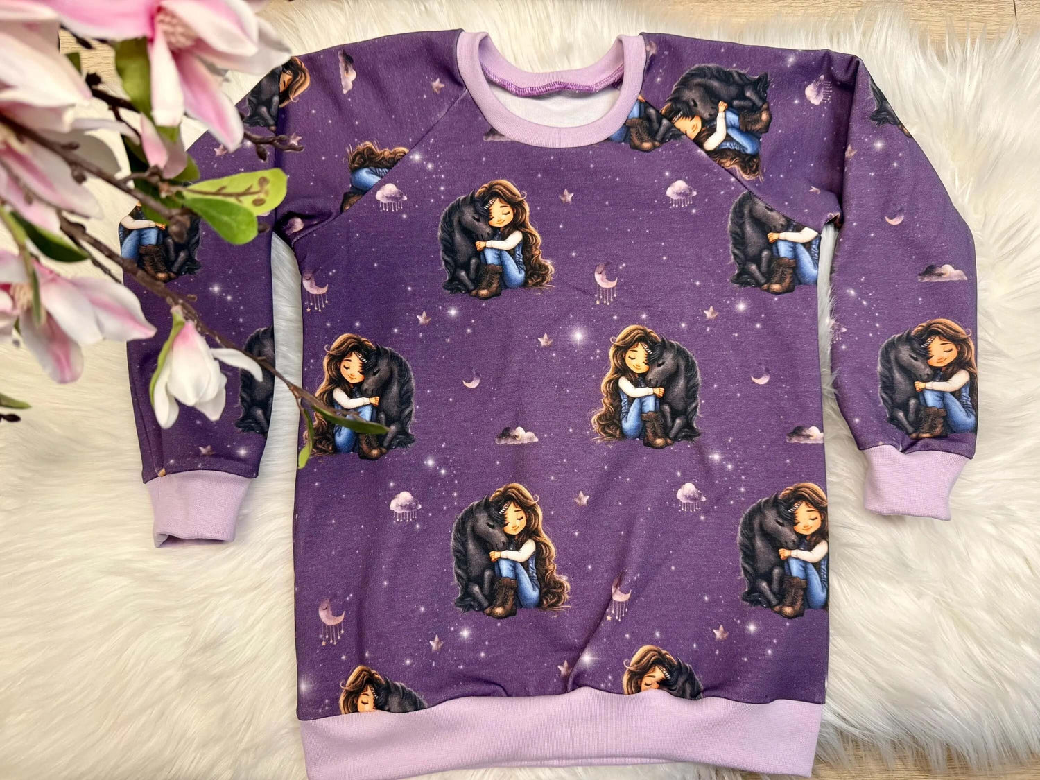 Raglan Pullover mit schlafendem Einhorn Motiv auf lila Stoff