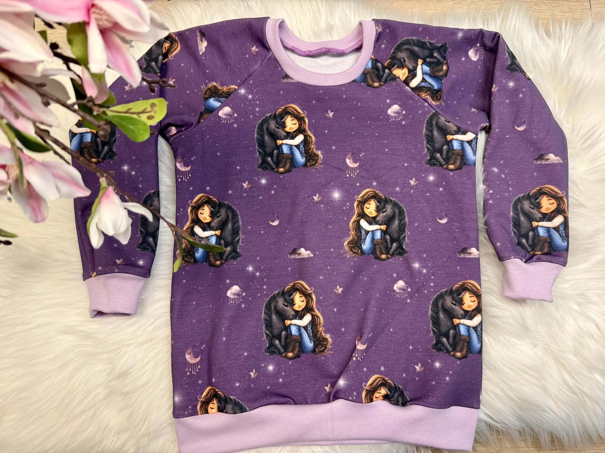 Raglan Pullover mit schlafendem Einhorn Motiv auf lila Stoff
