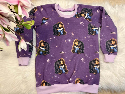 Raglan Pullover mit schlafendem Einhorn Motiv auf lila Stoff