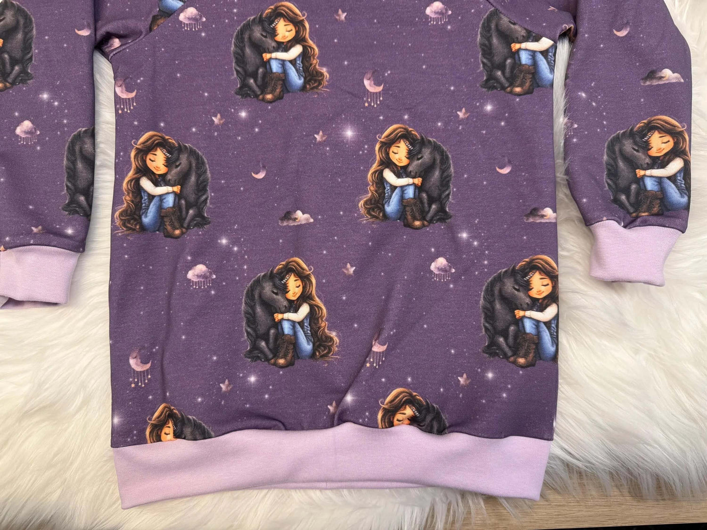Sweatshirt mit Einhorn Illustration und Blumen Deko
