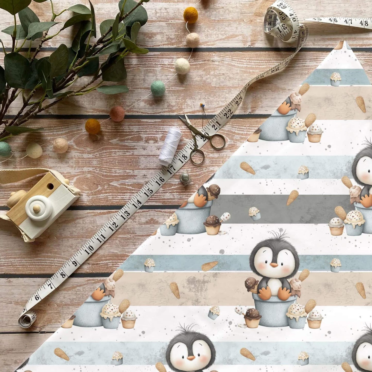 Eiscreme Pinguin Jersey Stoff mit Cupcakes und Streifen auf pastellfarbenem Hintergrund
