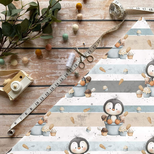 Eiscreme Pinguin Jersey Stoff mit Cupcakes und Streifen auf pastellfarbenem Hintergrund