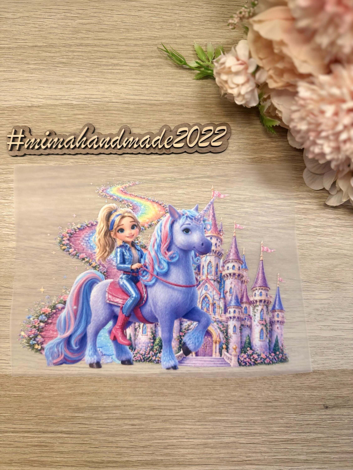 DTF Bügelsticker magisches Einhorn auf Kinder-Sweatshirt, dekoriert mit zartem Blumenschmuck