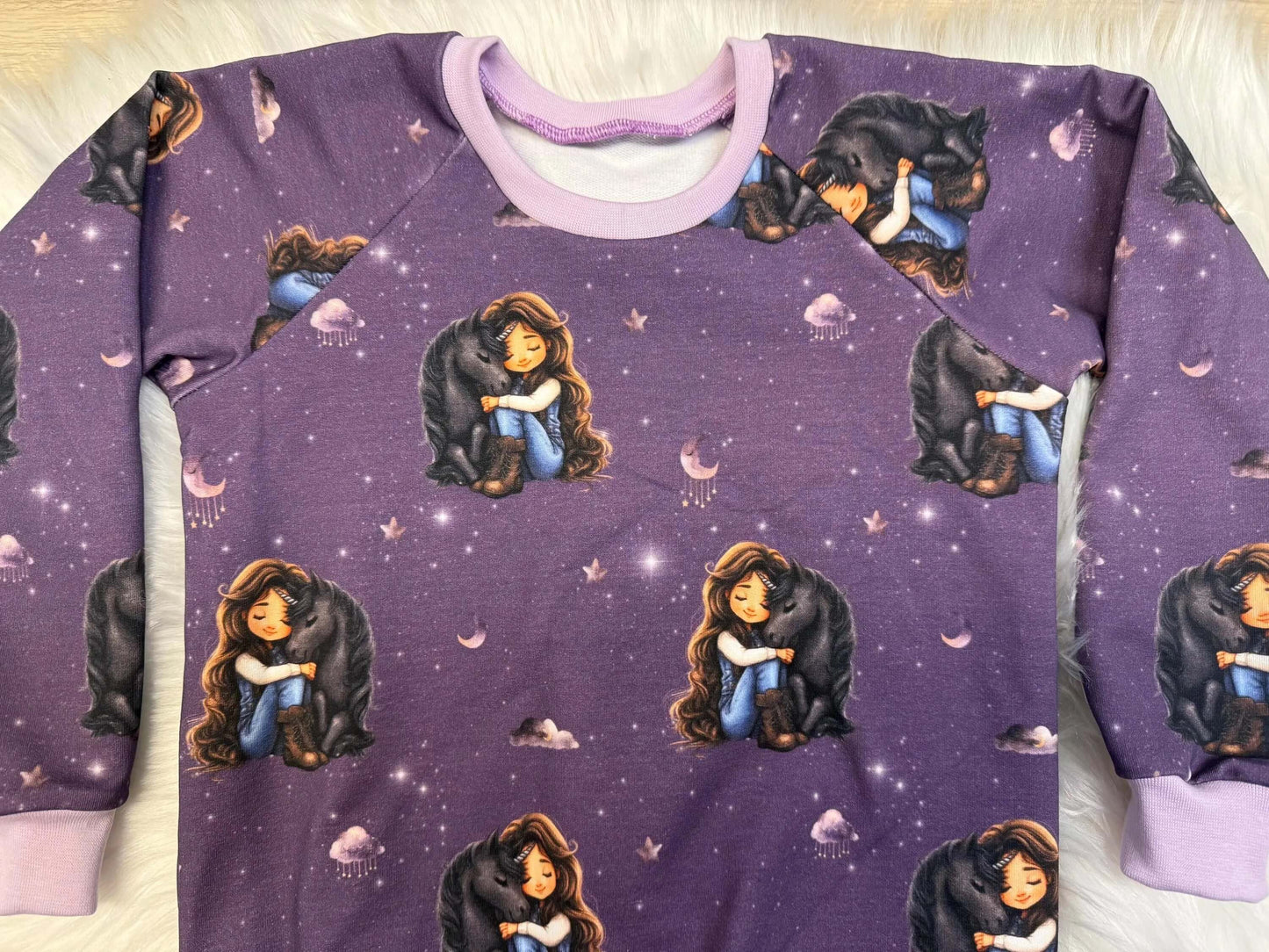 Kinderkleidung mit schlafendem Einhorn und Mond Symbolen