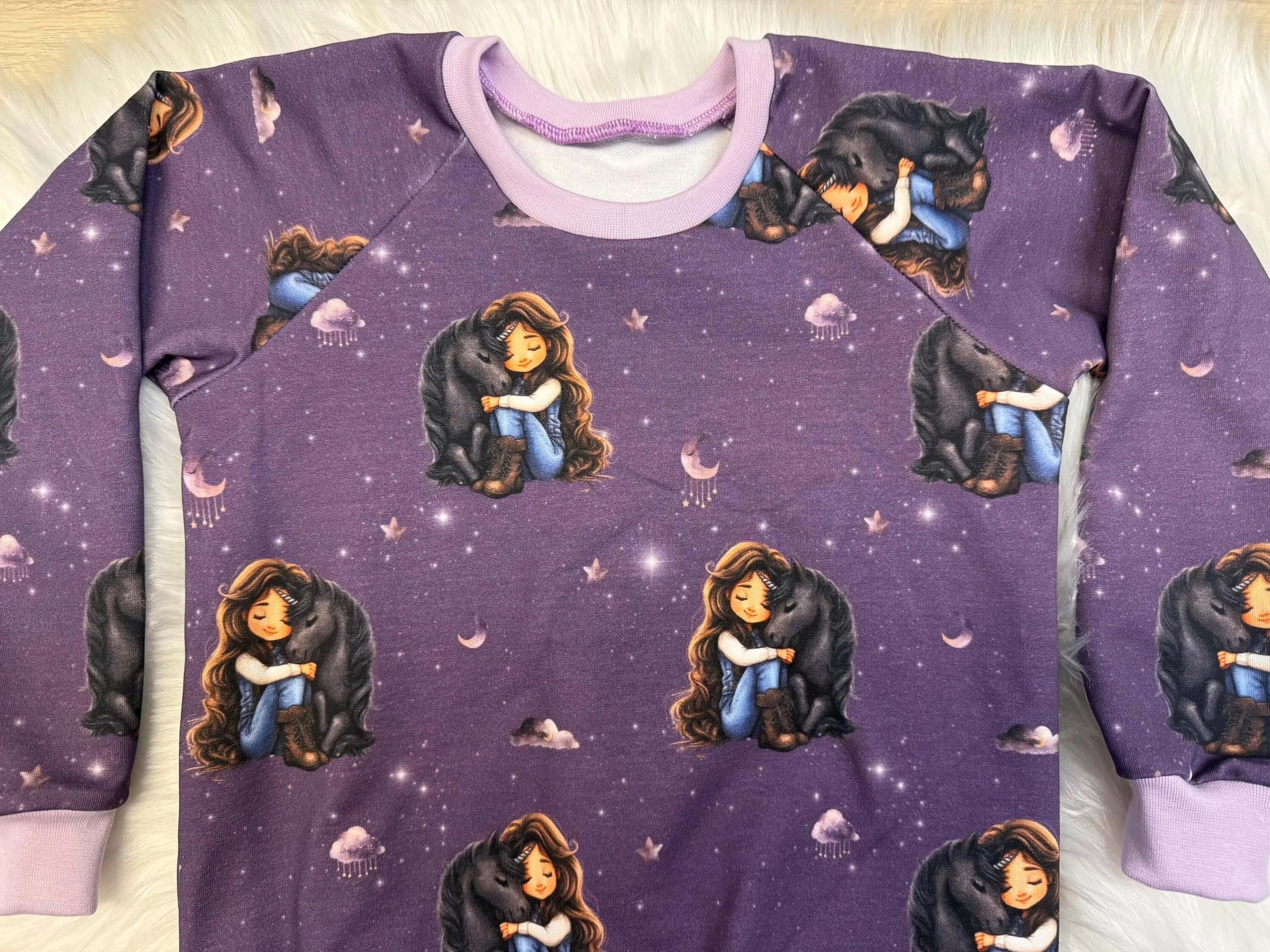 Kinderkleidung mit schlafendem Einhorn und Mond Symbolen