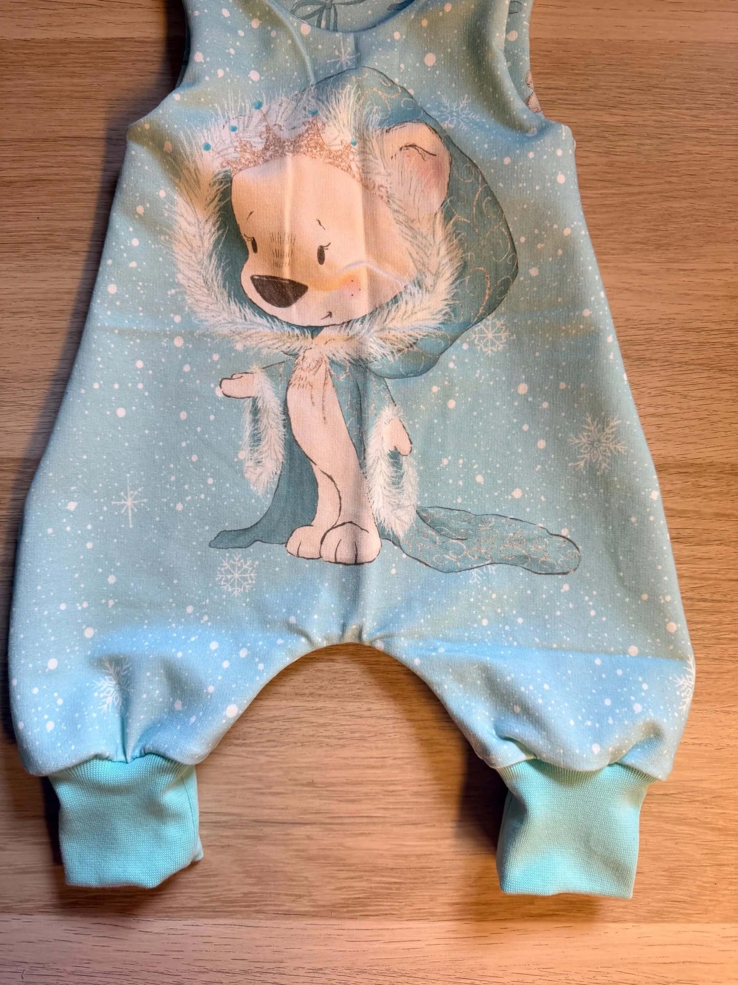 Strampler Größe 56 mit Beinbündchen und Druckknöpfen

