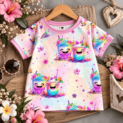 Rainbow Smoothies Mädchenstoff vernäht zu T-Shirt, Mädchen trägt Jersey Shirt mit lachenden Smoothie-Bechern Motiv, OEKO-TEX 100 Mädchenstoff