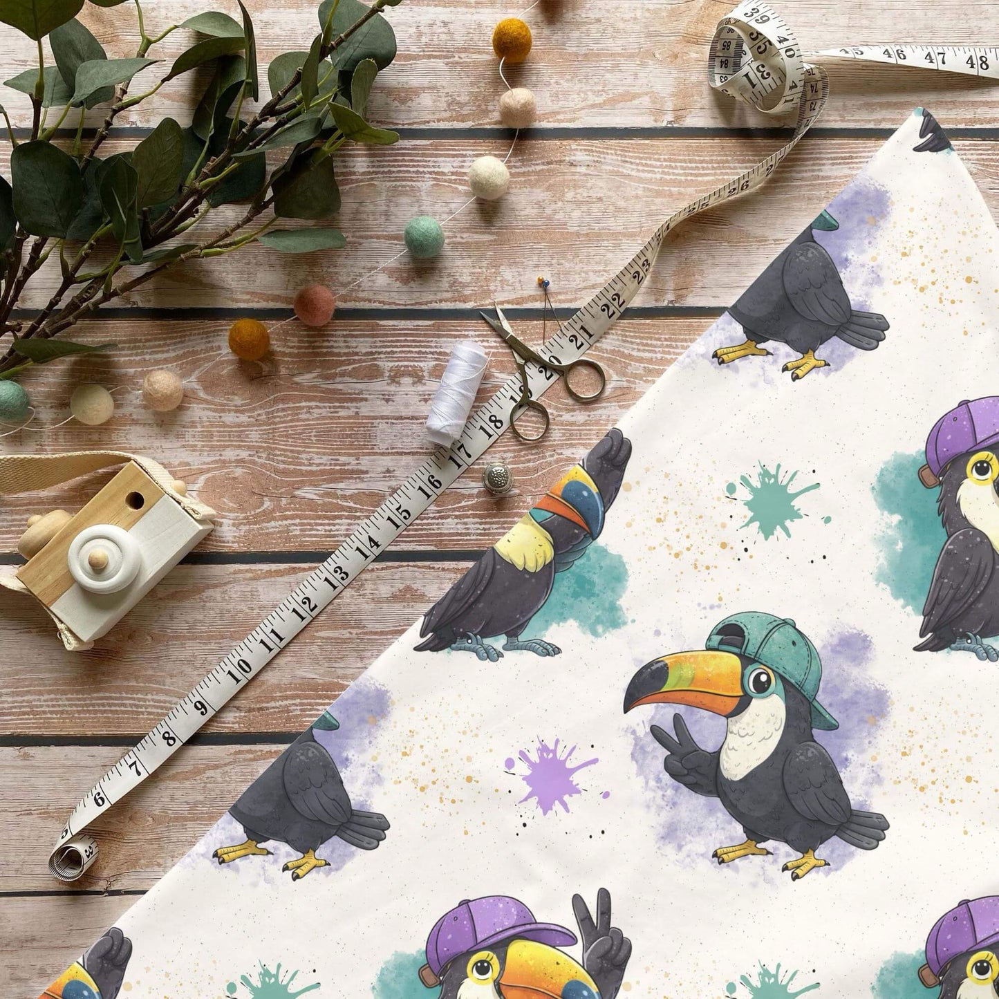Bunter Schnabel Stoff Meterware mit Tukan Motiv für Kinderkleidung und Babykleidung
