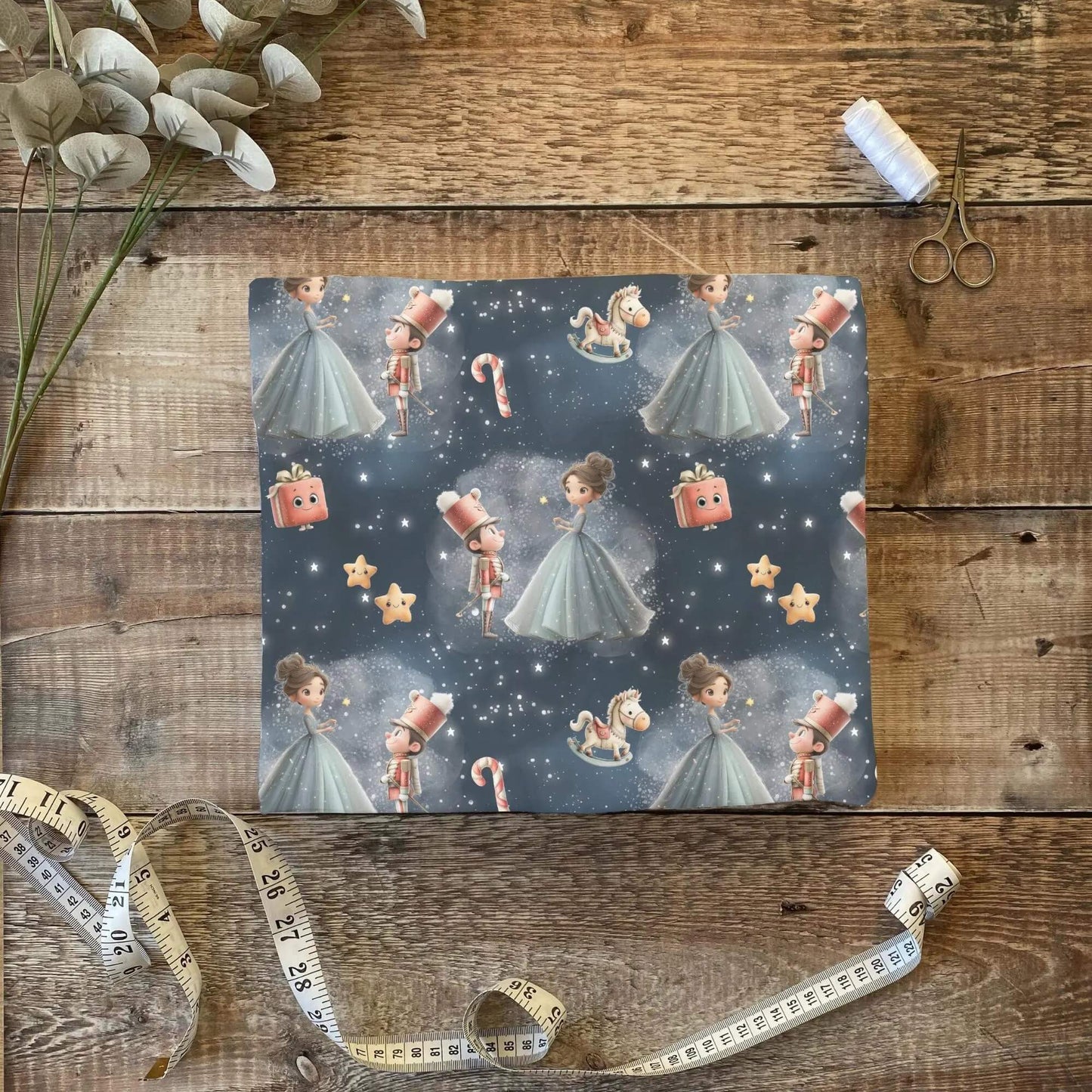 „French Terry Meterware mit Schaukelpferd & Geschenkbox – perfekt für Pullover & Pumphosen“