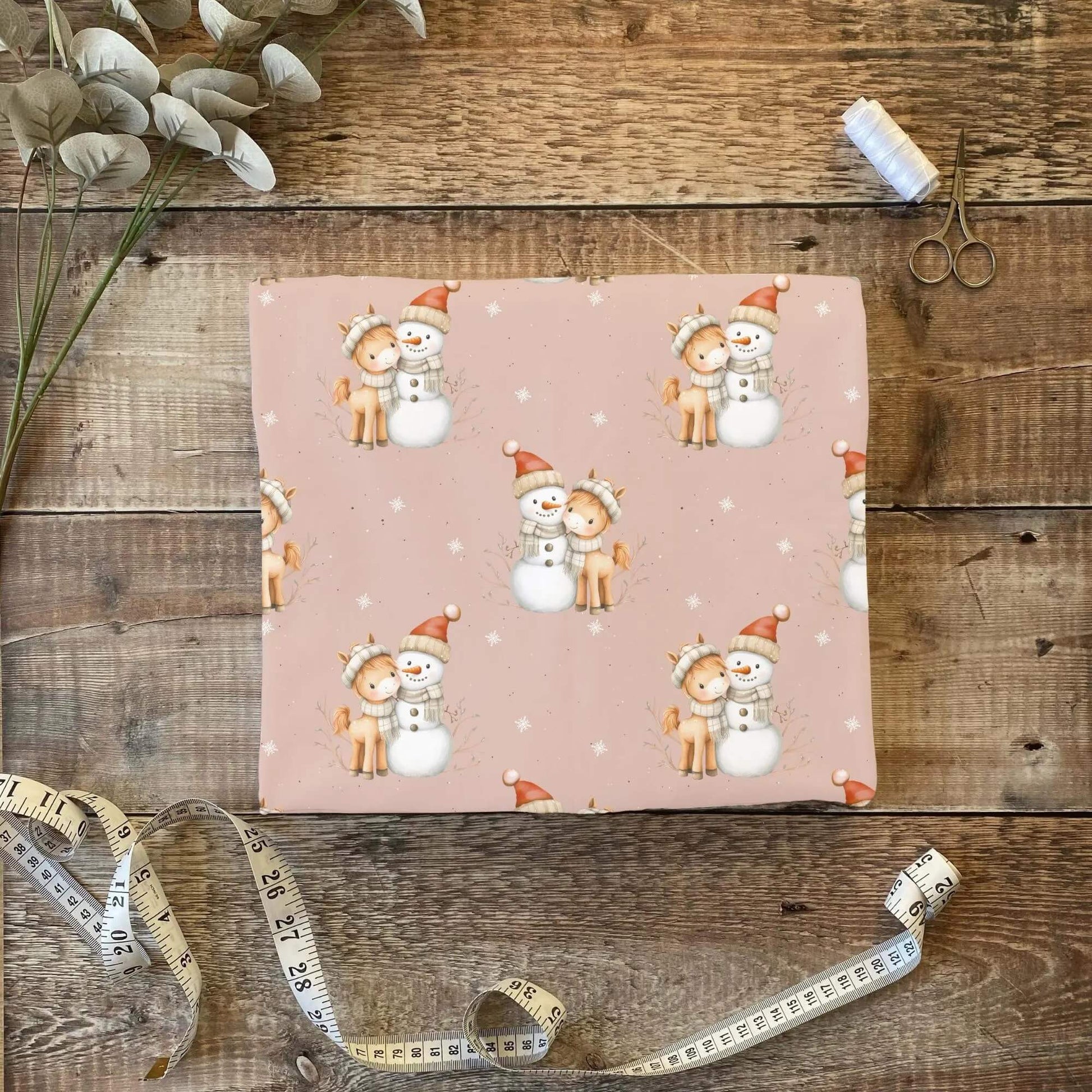 „French Terry Meterware mit Schneemann und Pferd – perfekt fuer Pullover & Pumphosen“