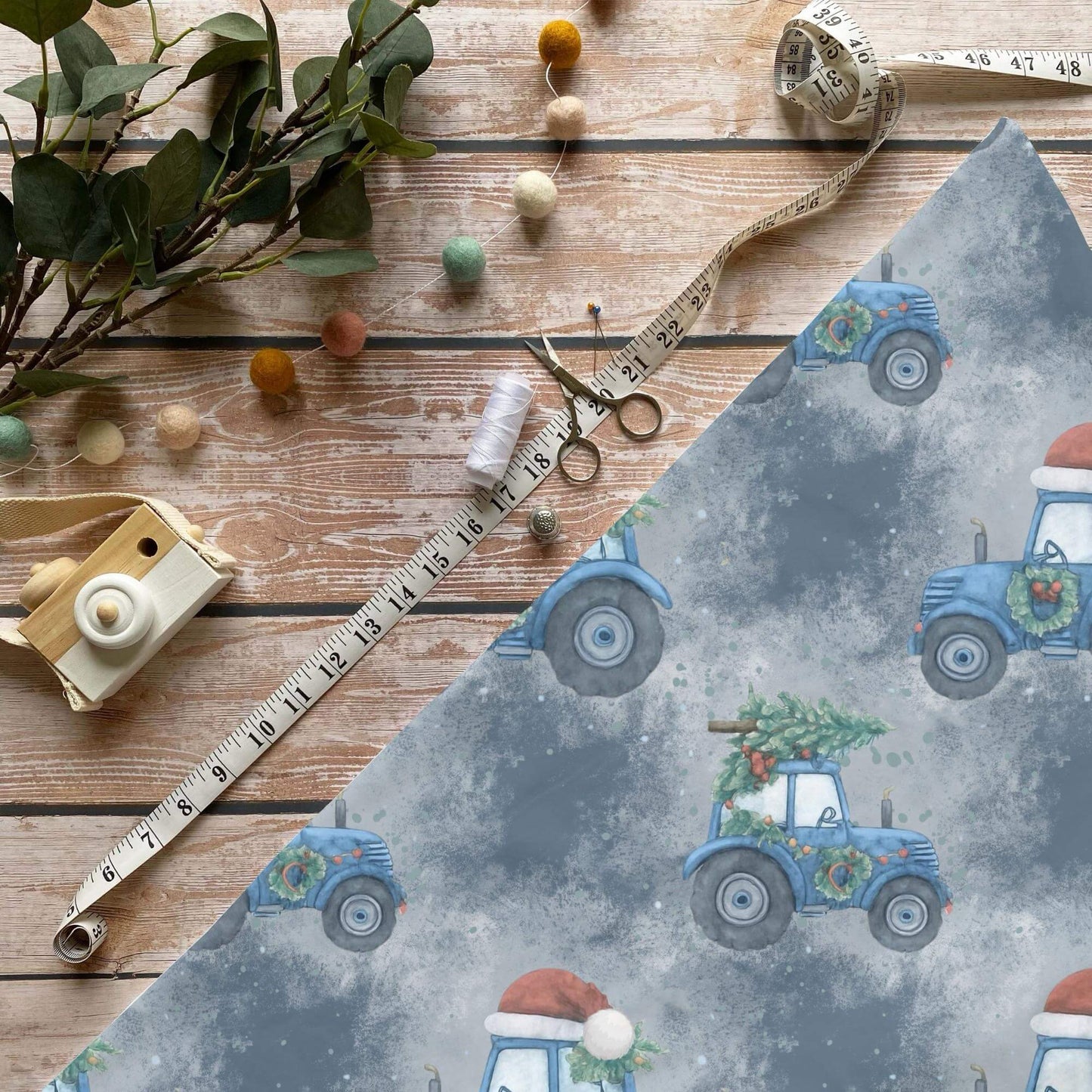 OEKO-TEX 100 zertifizierter French Terry mit festlichem Fahrzeugmotiv für kreative Projekte