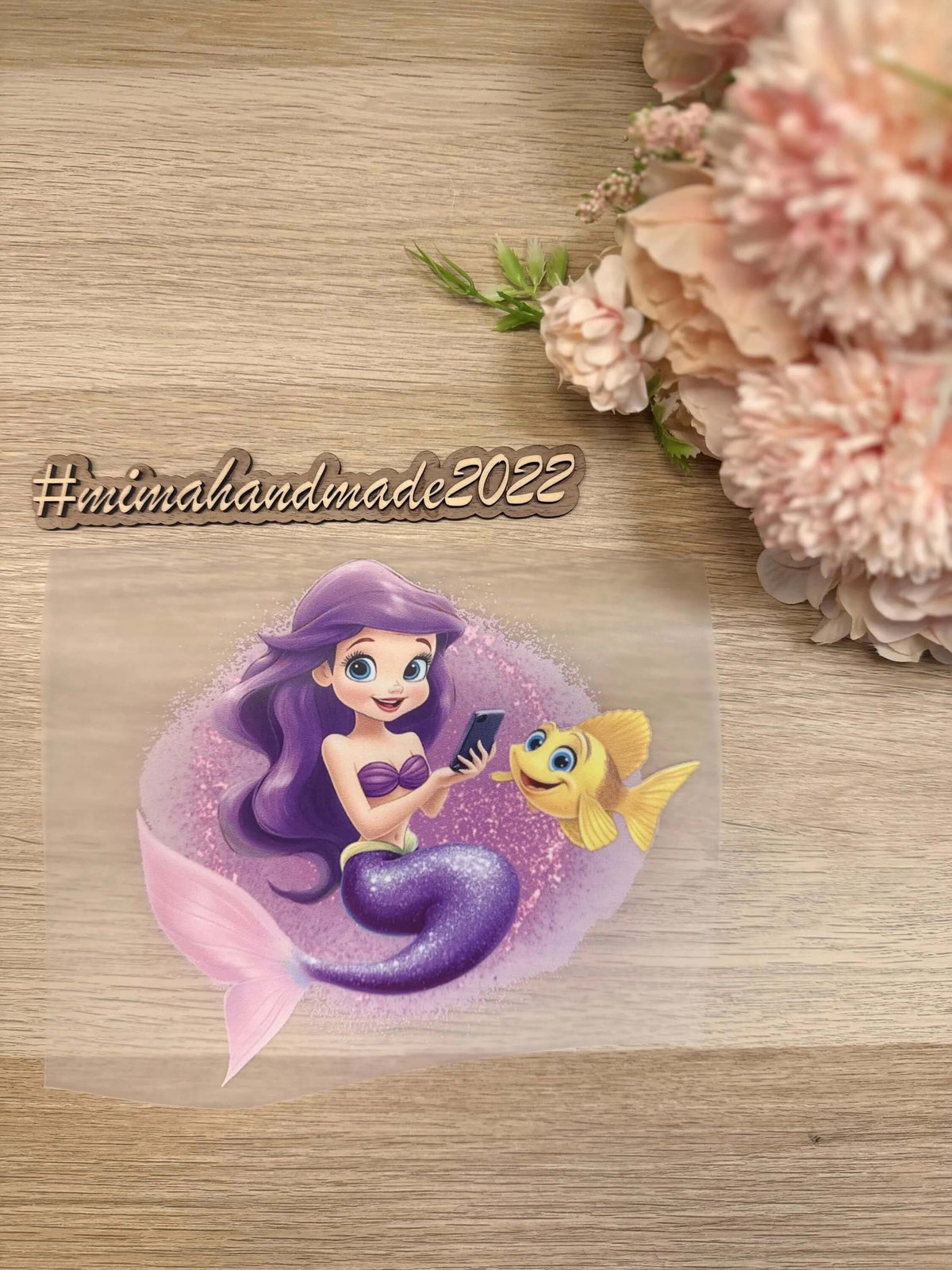 Freundinnen Lila DTF Bügelbild 16x15 cm mit niedlicher lila Meerjungfrau und gelbem Fisch als Bügelmotiv für Kinderkleidung
