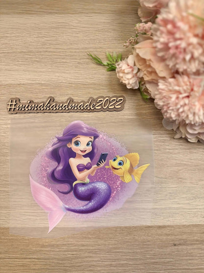 Freundinnen Lila DTF Bügelbild 16x15 cm mit niedlicher lila Meerjungfrau und gelbem Fisch als Bügelmotiv für Kinderkleidung
