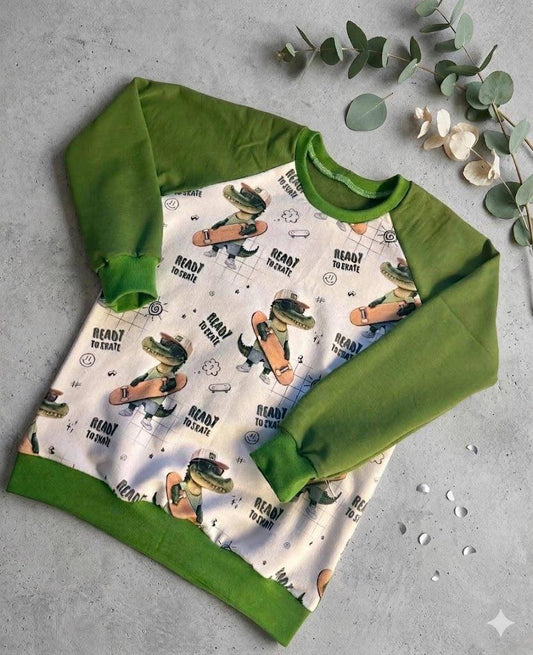 Raglan Pullover Kinder Größe 122 grün mit Skater Krokodil Print, French Terry, flach liegend fotografiert