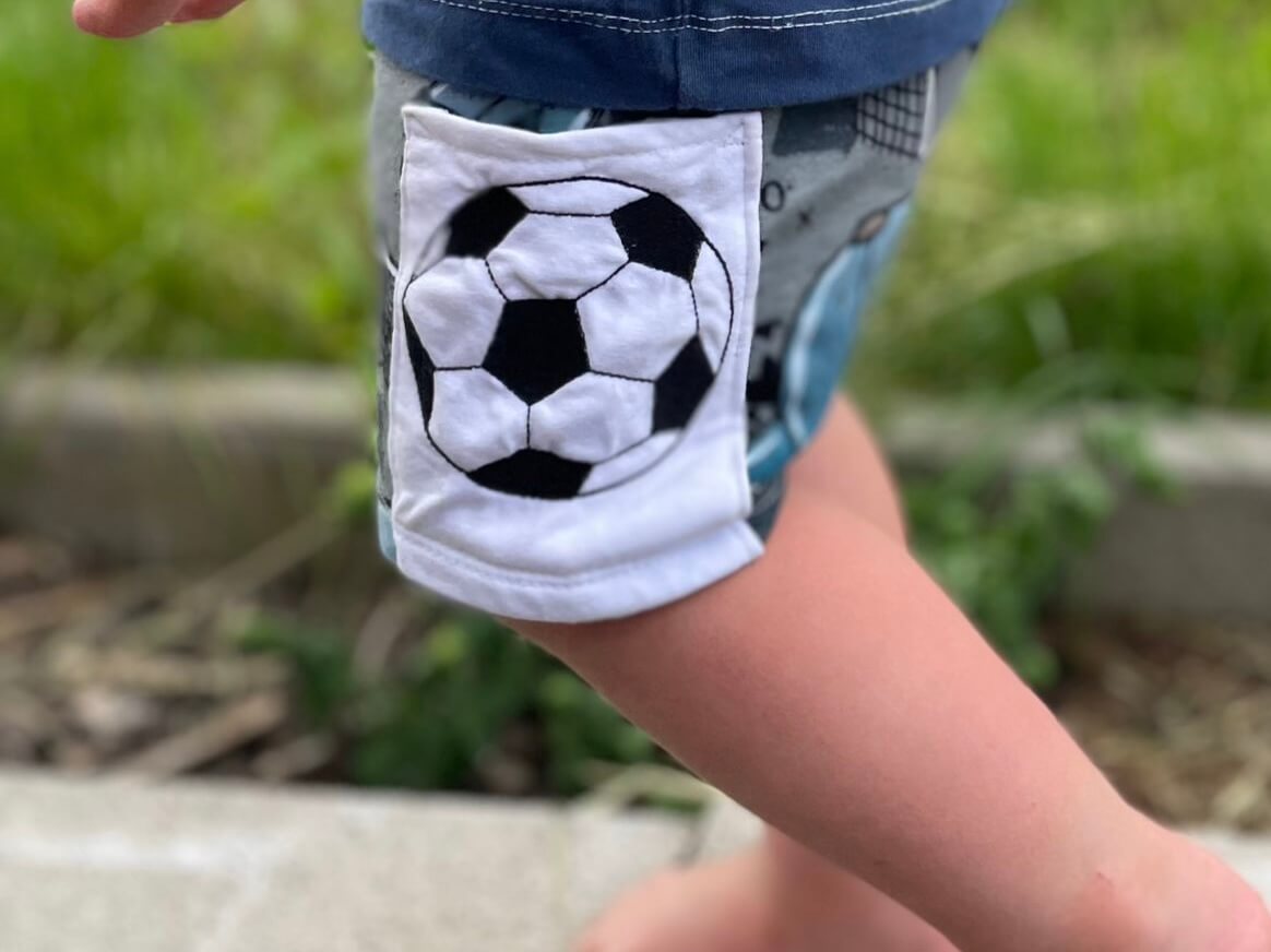 Fußball Stickdatei auf Kinder Shorts Applikation
