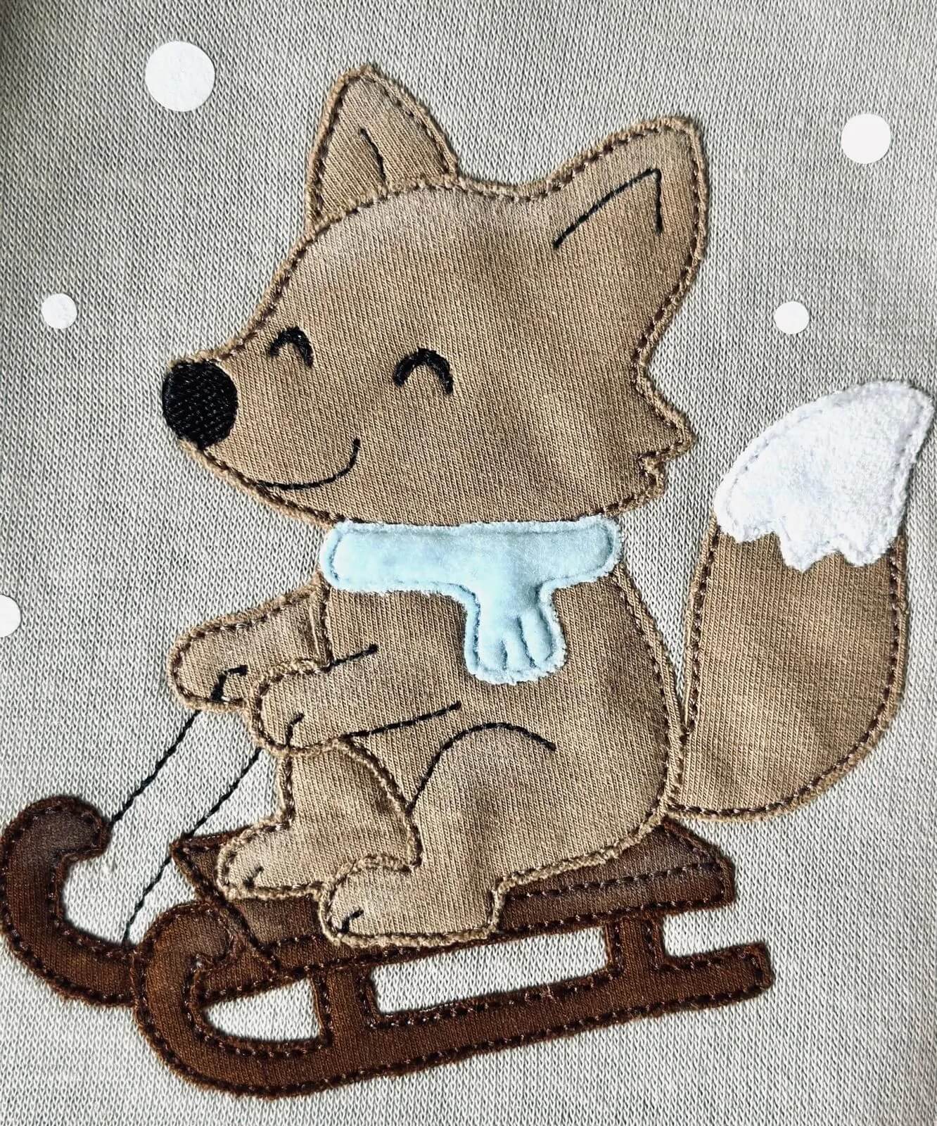   Schlittenfuchs Stickmuster – perfekt für festliche Handmade Kleidung