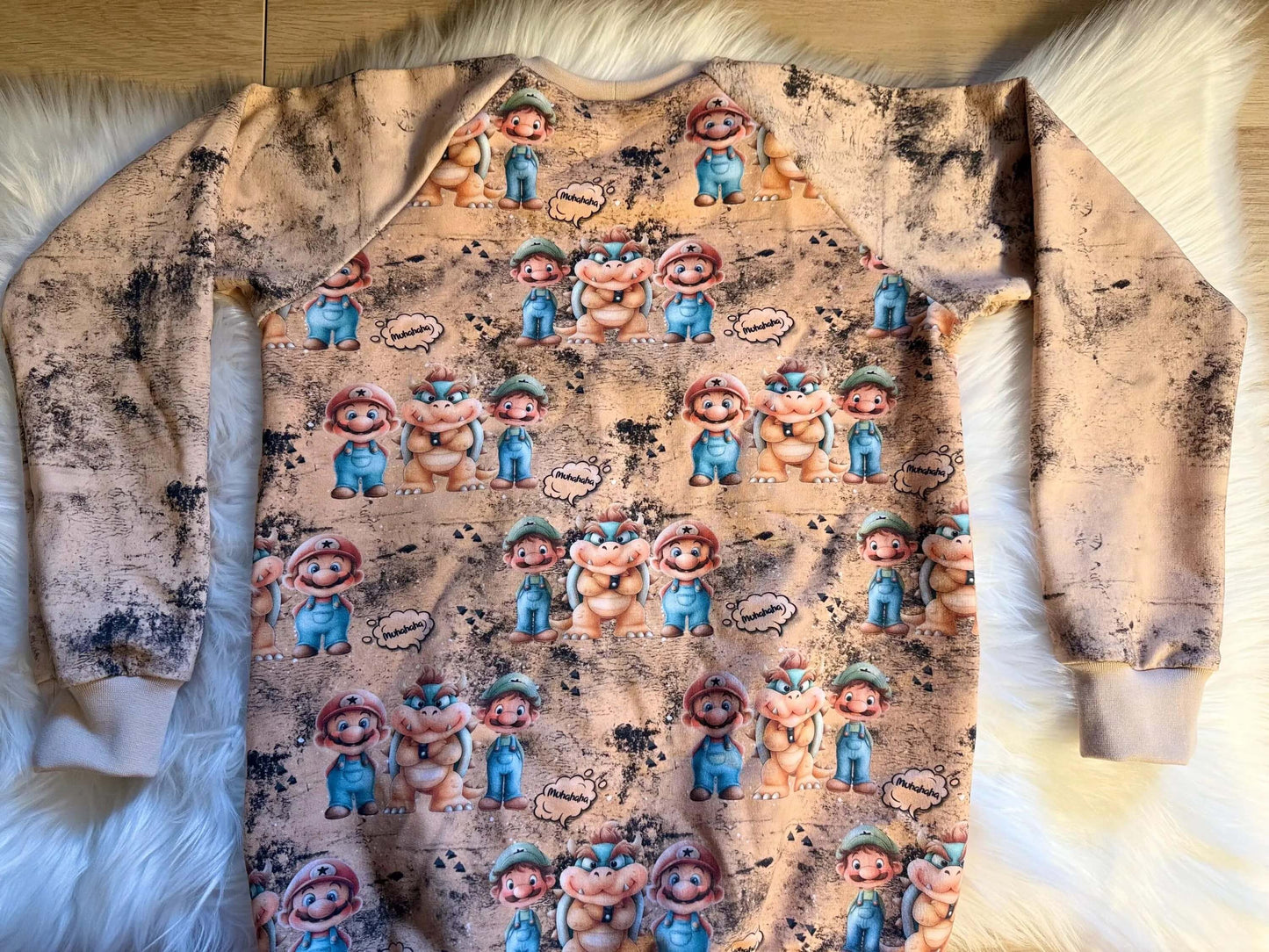 Langarmshirt mit Hi Sprechblasen und verspielten Figuren