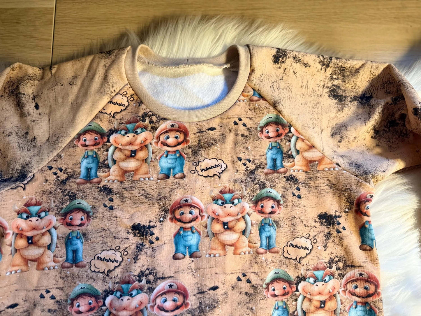 Kinder Sweatshirt mit Cartoon Figuren und beige Buendchen