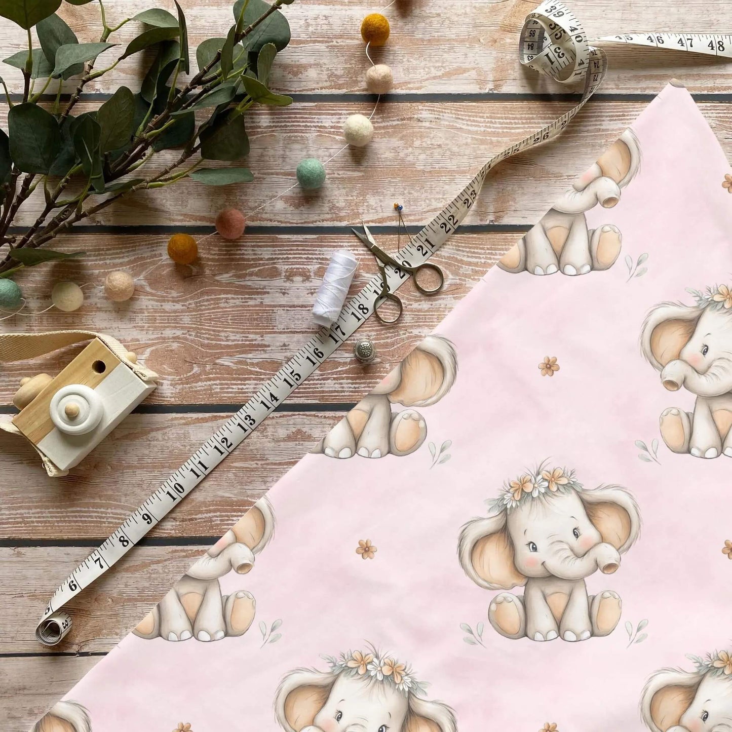 Gesamtansicht Stoff Elefant mit Blumenkranz
