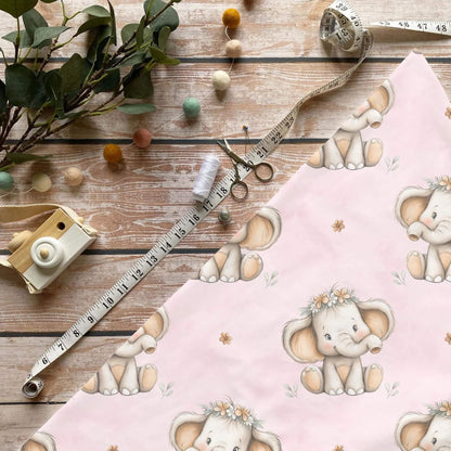 Gesamtansicht Stoff Elefant mit Blumenkranz
