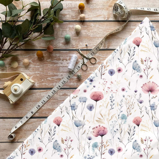 Gesamtansicht des Feldblumen Stoffdesigns
