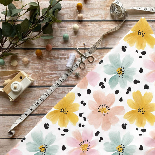 Gesamtansicht des Stoffdesigns Blumen mit Punkten
