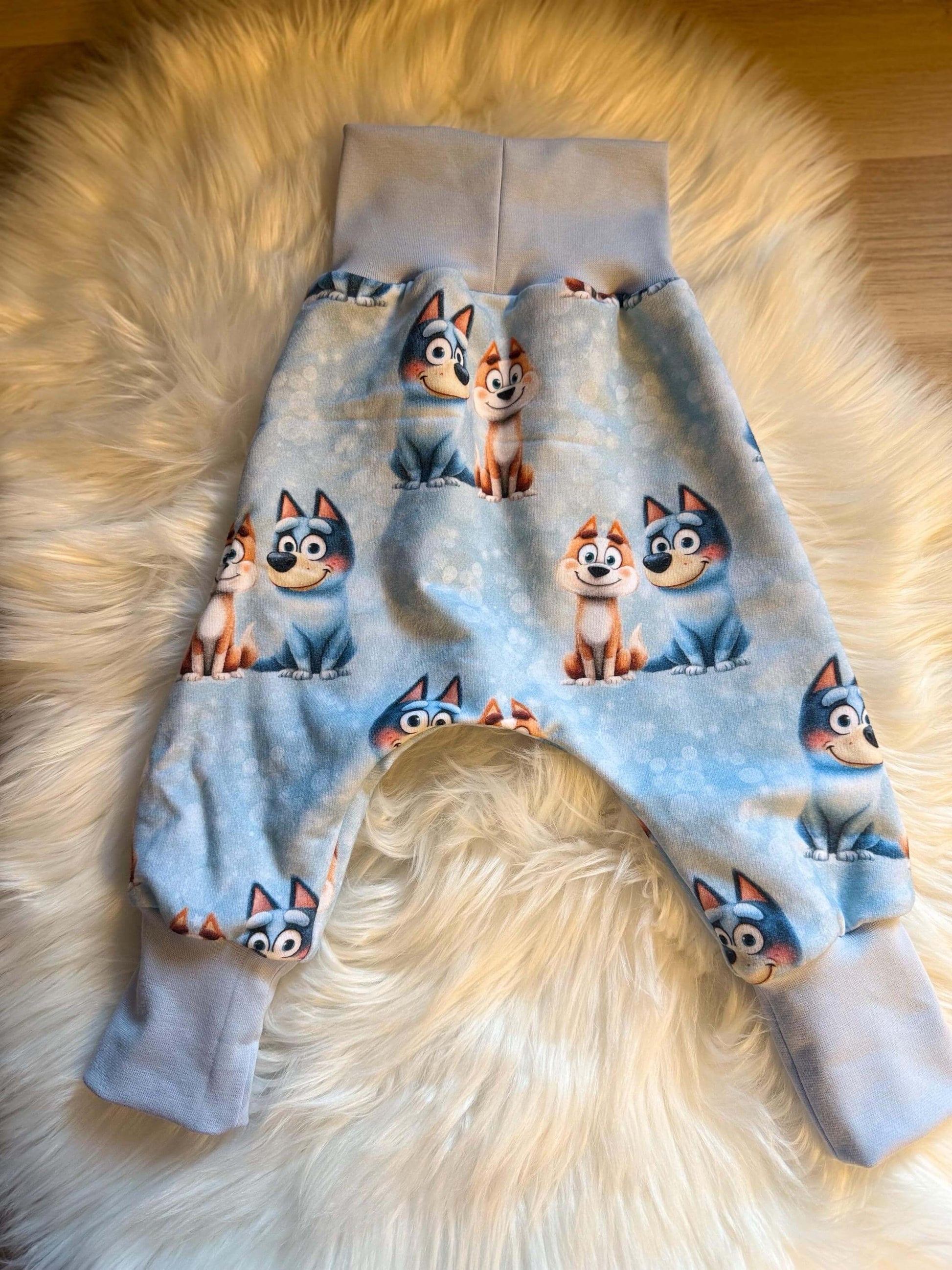 Rock oder Hose mit Husky Motiv auf hellblauem Hintergrund