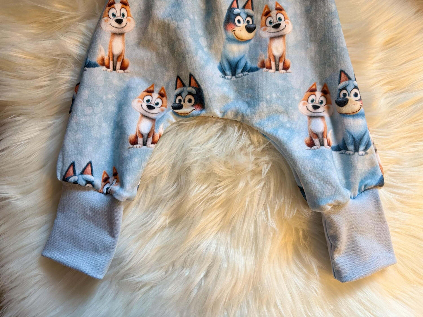Kinderhose mit Husky Motiv und hellblauen Buendchen