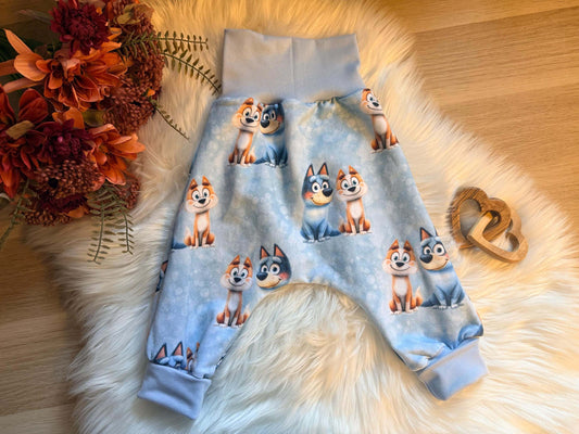 Pumphose mit Husky Motiv auf hellblauem Stoff fuer Kinder