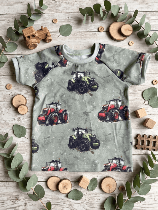 Handgemachtes Raglan T-Shirt Größe 98 mit Traktor-Motiv
