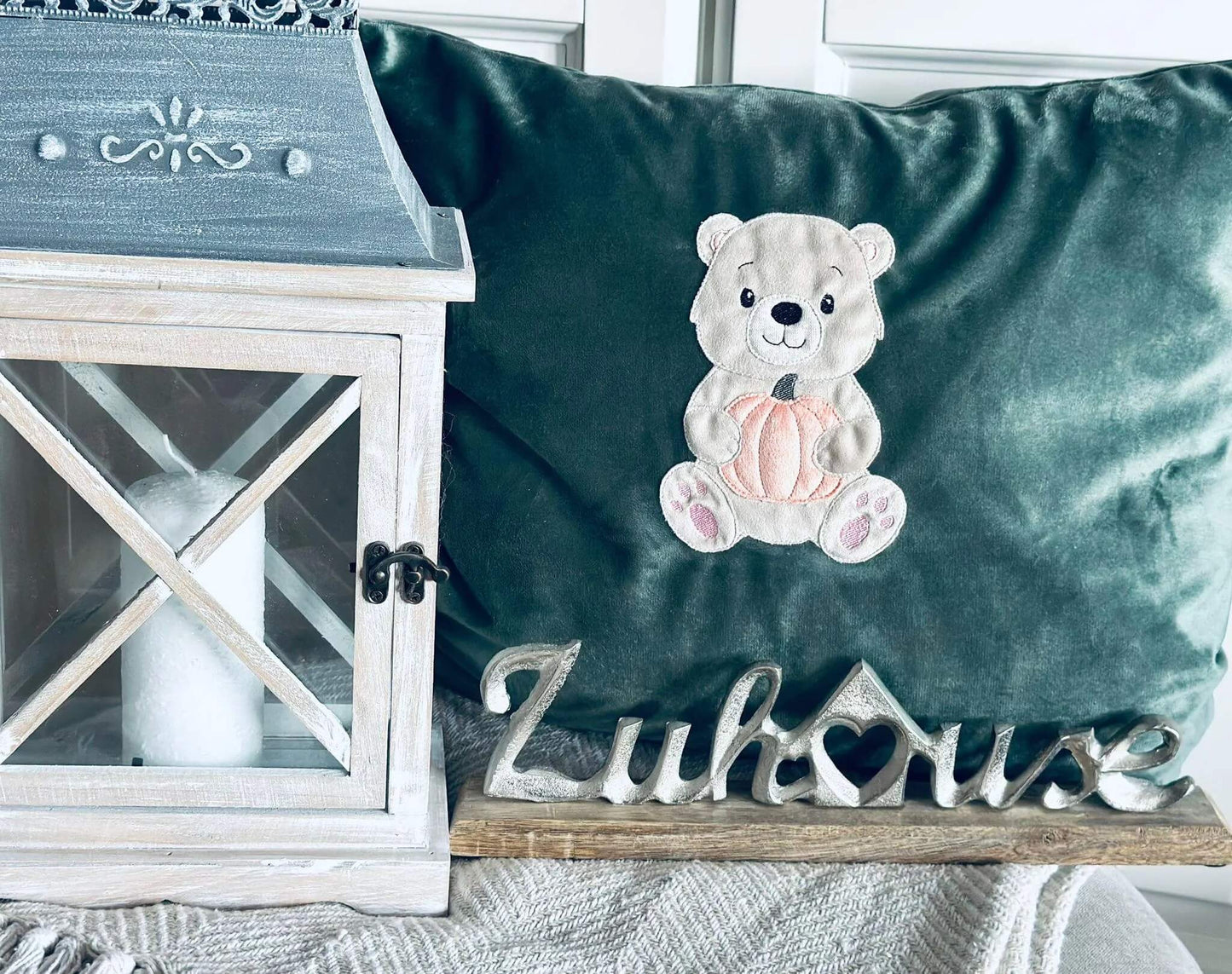 Stickdatei Bär mit Kürbis für Babykleidung – digitaler Download