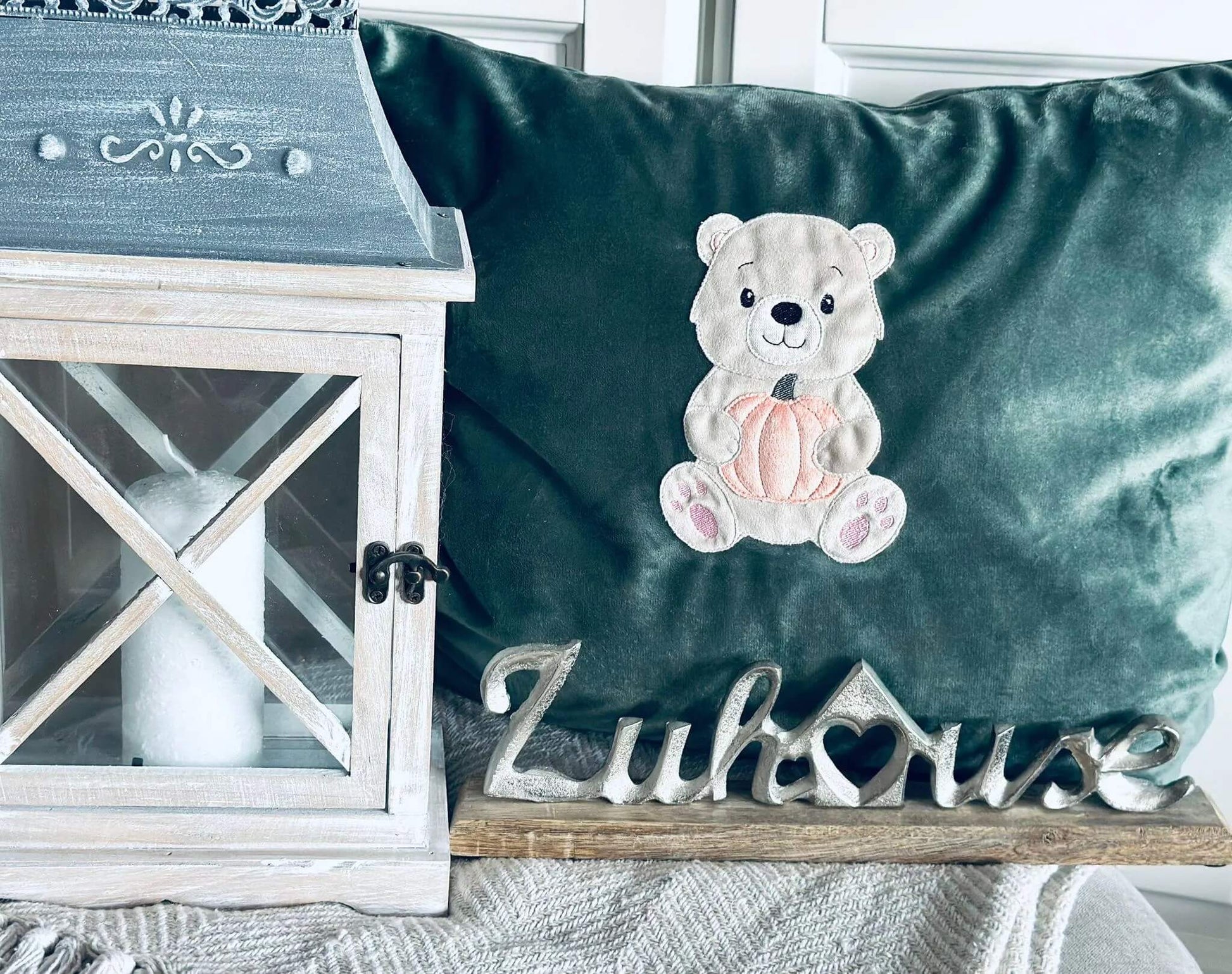 Stickdatei Bär mit Kürbis für Babykleidung – digitaler Download