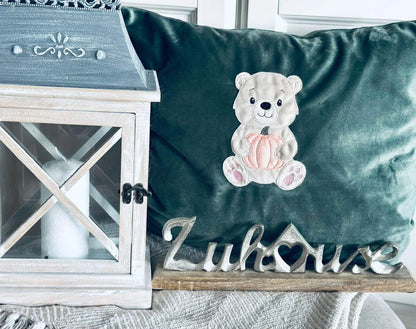 Stickdatei Bär mit Kürbis für Babykleidung – digitaler Download