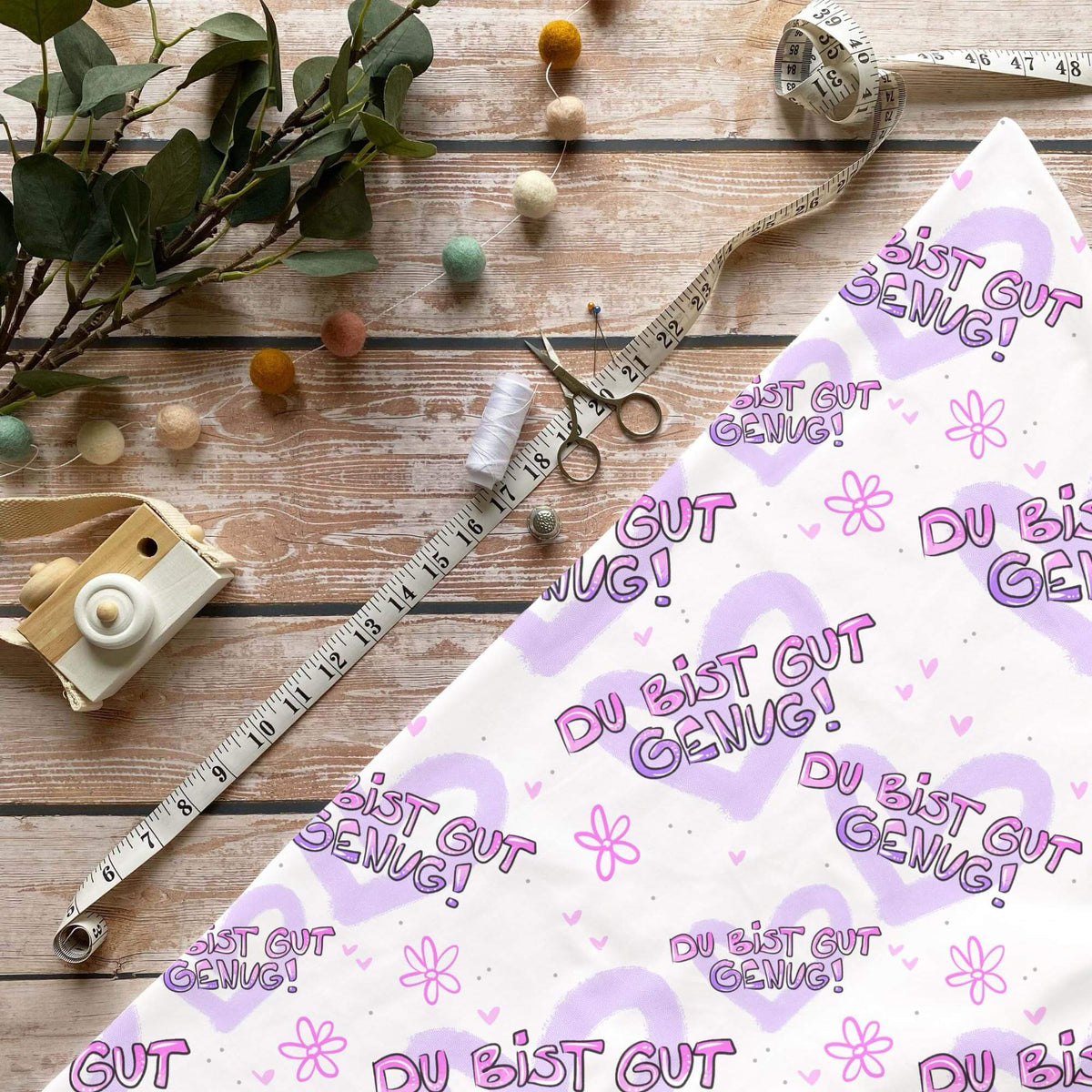 Gut Genug Kinderstoff Meterware mit Mutmach-Spruch "Du bist gut genug" und Herzen Motiv in Flieder, OEKO-TEX 100 Jersey Mädchenstoff für Baby- und Kindermode