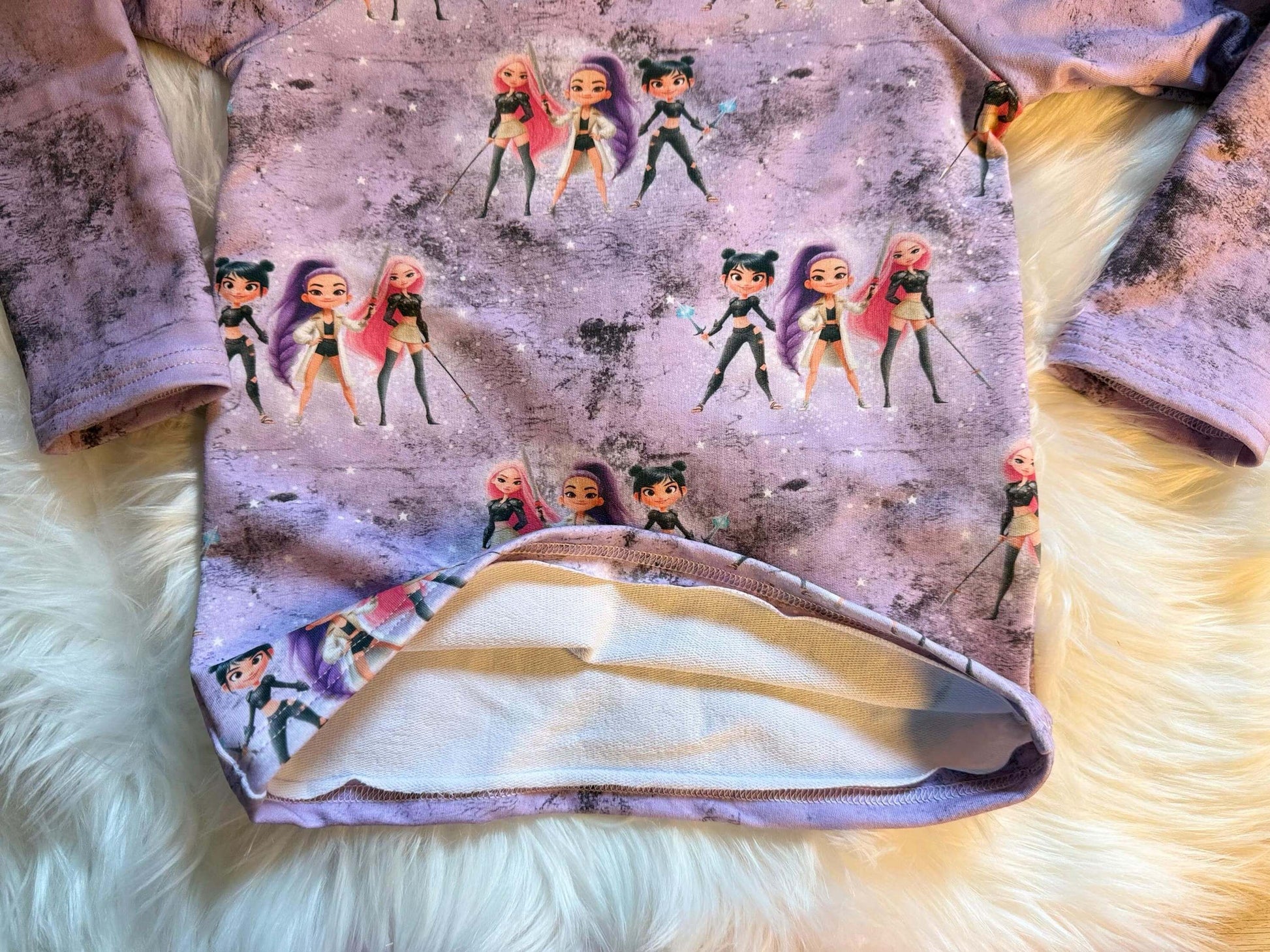 Raglanshirt mit Halsbündchen und Coverlock Nähten
