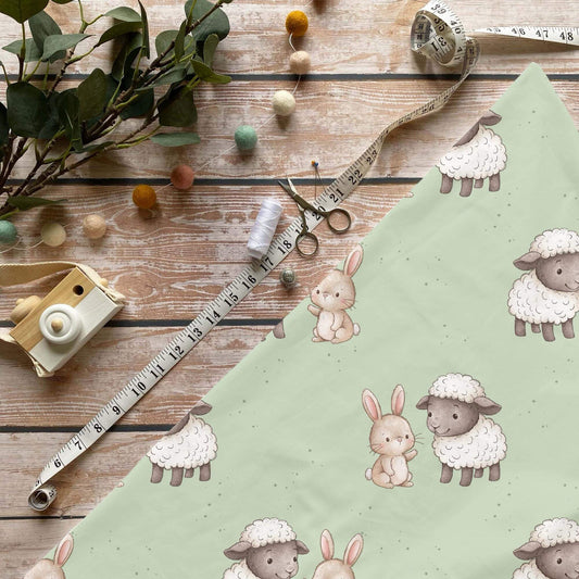 Hase & Schaf French Terry Stoff mit Tiermotiv auf grünem Hintergrund