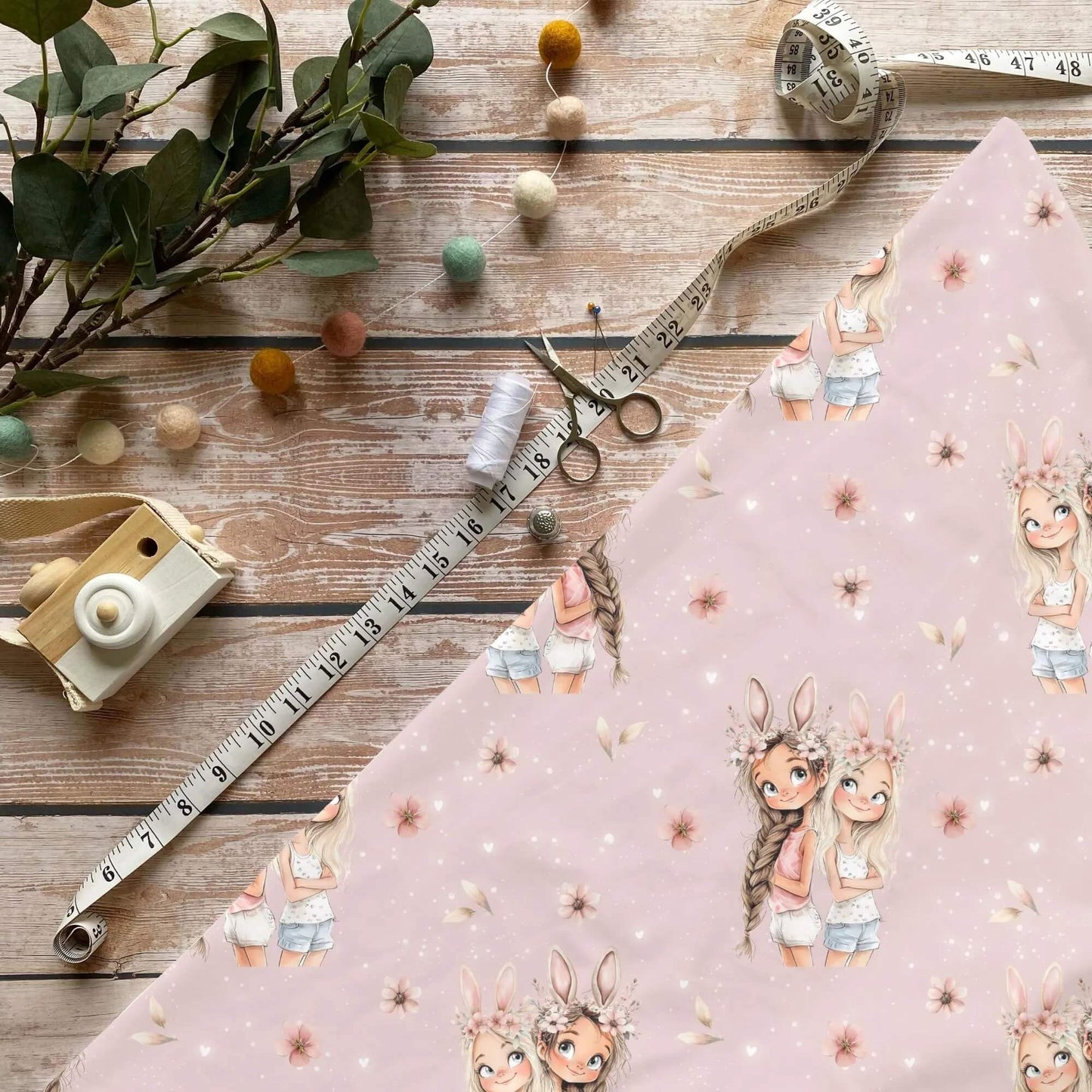 „Hasenmädchen Stoff Meterware – ideal für Kinderkleidung & Freundschaftsmotive“