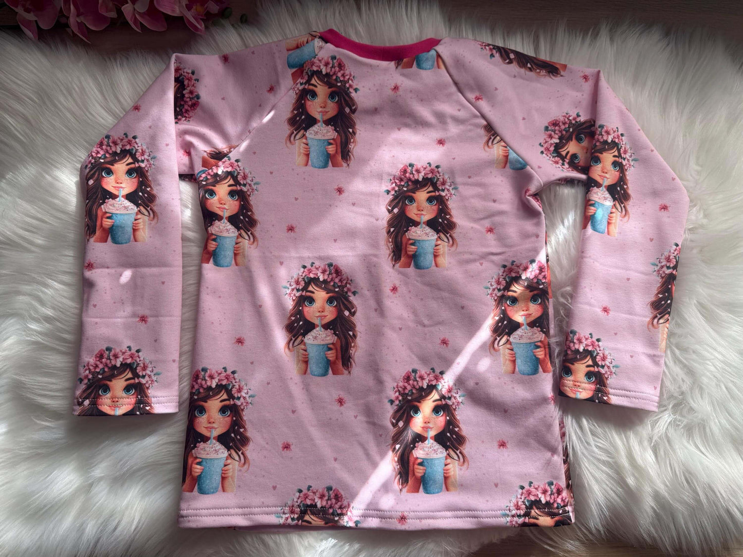 French Terry Shirt Größe 122 mit Coverlock‑Saum

