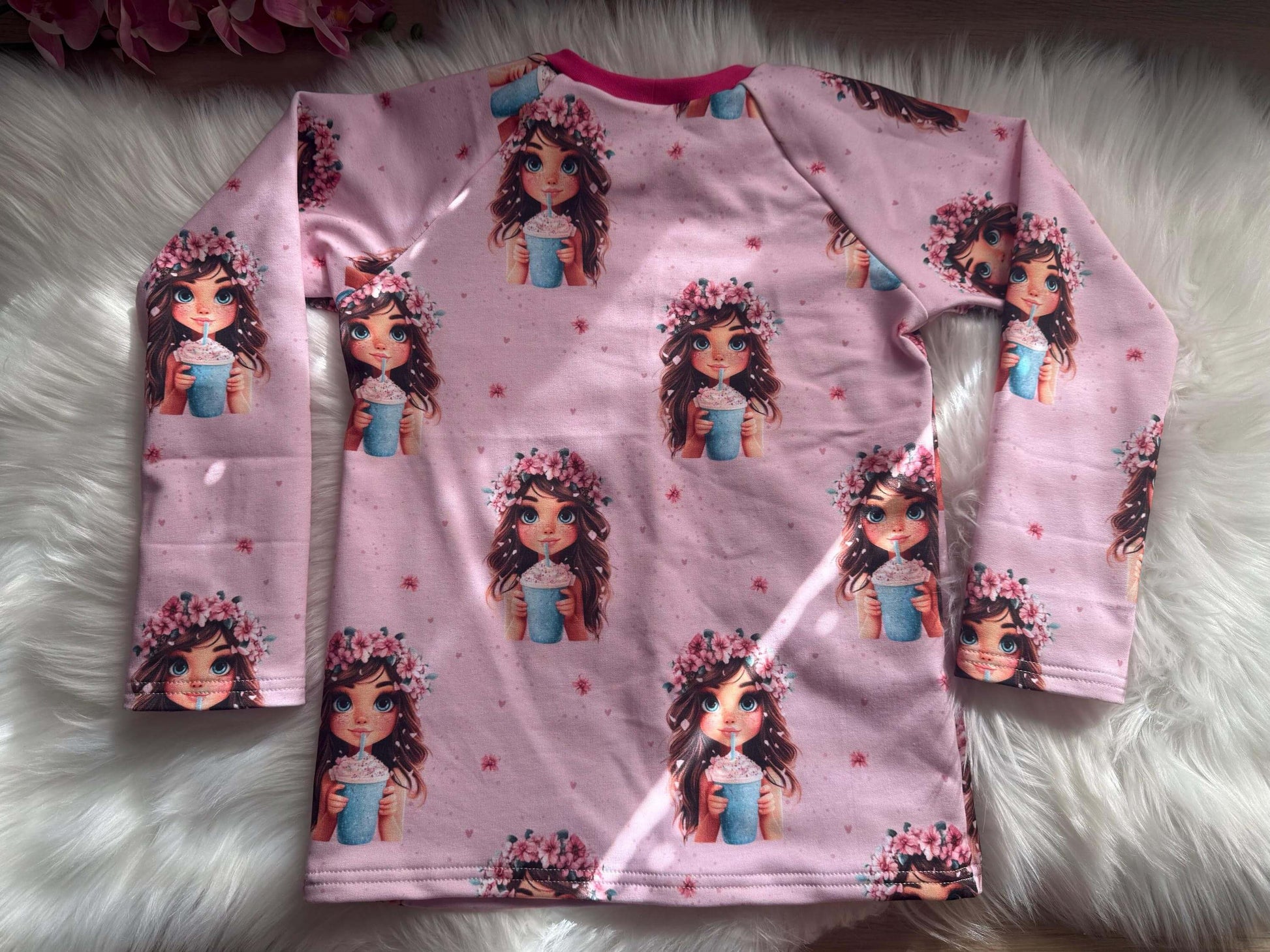 French Terry Shirt Größe 122 mit Coverlock‑Saum
