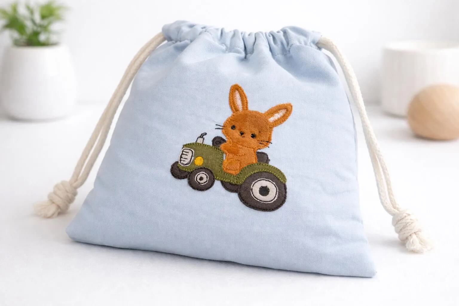 Niedliche Traktor Hase Stickdatei für Kinderkleidung