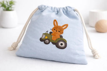 Niedliche Traktor Hase Stickdatei für Kinderkleidung
