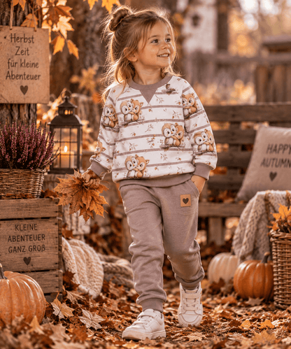 Waldherzen Lifestyle-Szene mit Herbstlaub und Kürbis-Deko, OEKO-TEX 100 Jersey Stoff Deko-Szene
