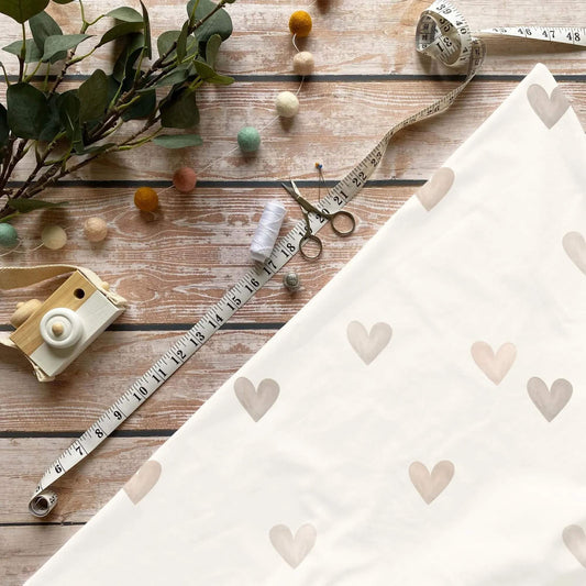Herzenszart Kinderstoff Meterware mit zarten Herzen Motiv in Beige und Taupe, OEKO-TEX 100 Jersey Stoff für Baby- und Kindermode