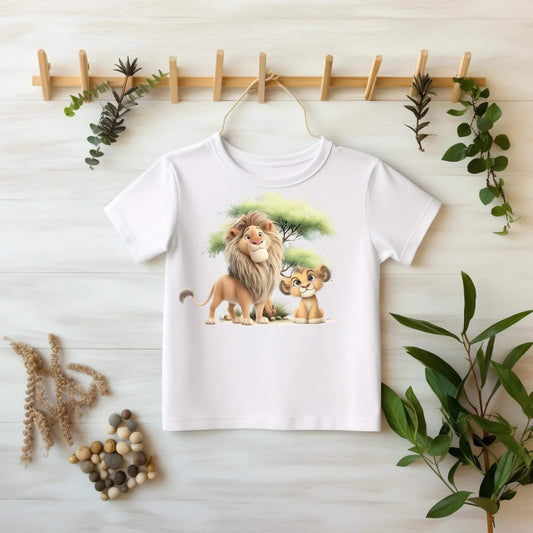 Weißer Kinder-Sweatshirt mit DTF Bügelbild Löwe und Löwenbaby unter Baum, Bügelmotiv 17x18 cm