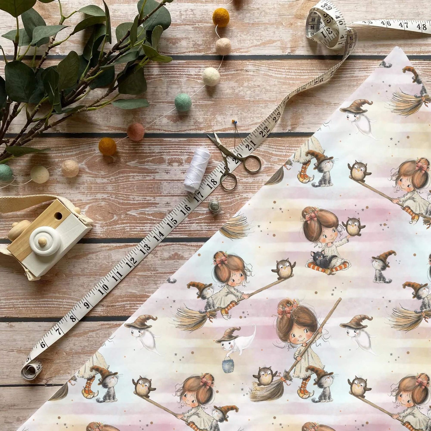 Hexe Polly Kinderstoff auf Jersey – magisches Motiv als Meterware OEKO‑TEX 100
