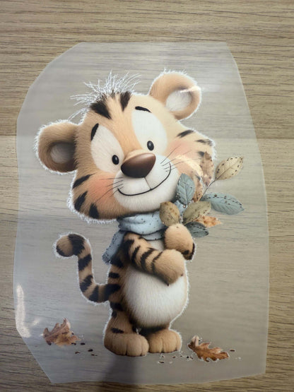 Herbstlicher Tiger DTF Bügelbild auf weißem Kinder Pullover
